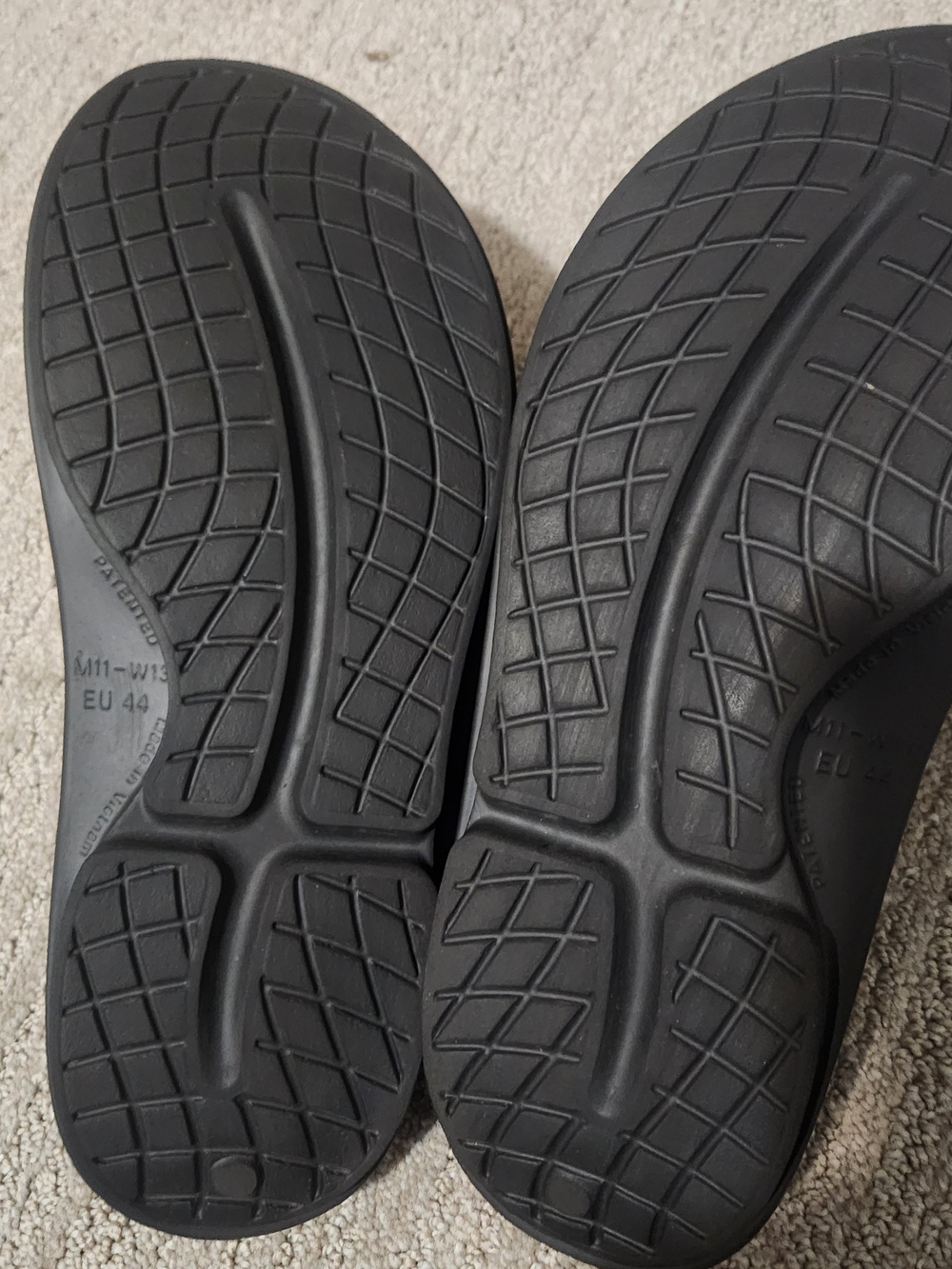 OOFOS Men's Black Slip-On Recovery Clog - Picture 4 of 4